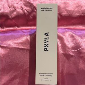 Phyla pH Balancing Gel Cleanser New in the box. 4.05 fl oz